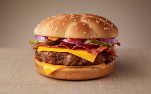 Сочный чизбургер  - скачать обои на рабочий стол