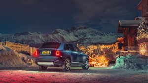 Rolls-Royce при свете вечерних огней - скачать обои на рабочий стол
